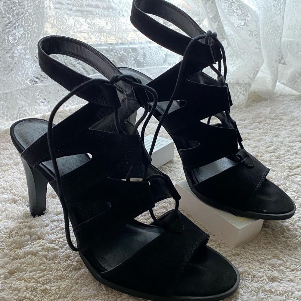 Vera Wang Sexy Black Heels